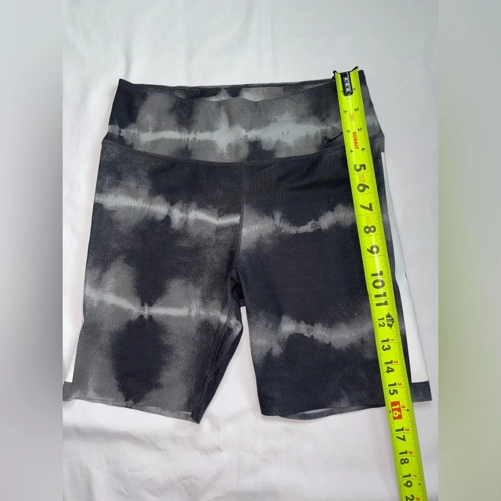 Nike Size M Black & Grey One Luxe 7 Inch Inseam Athletic Gym Bike Shorts - Picture 3 of 7